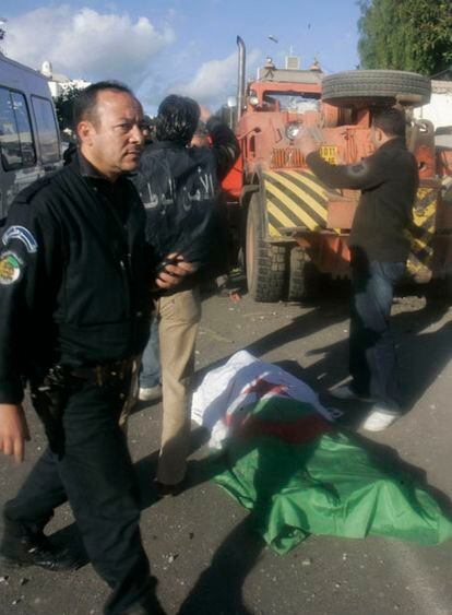Una de las víctimas yace en el suelo después de las dos explosiones que han sacudido Argel.