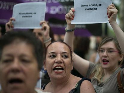 Protesta a las puertas de la audiencia de Barcelona en julio contra la violación a una menor en Manresa.