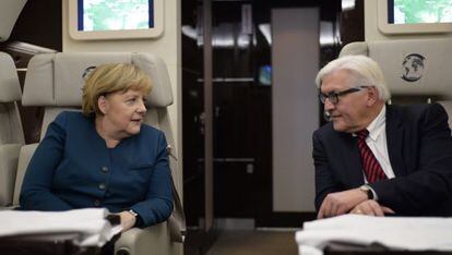 Angela Merkel y su ministro de Exteriores, Frank-Walter Steinmeier, durante un viaje emprendido el pasado 18 de diciembre.