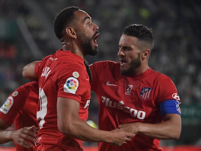 Cunha y Koke celebran el gol del brasileño que suponía el 0-1 en la victoria del Atlético de Madrid ante el Elche (0-2) en el Martínez Valero.