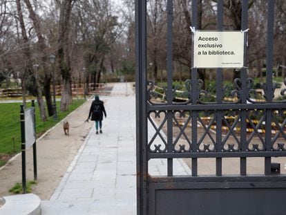 Una de las dos puertas del parque de El Retiro reabiertas este lunes.