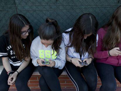 Un grupo de adolescentes, con sus teléfonos móviles.
