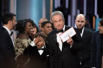 Warren Beatty muestra la tarjeta equivocada en la ceremonia de los Oscar el pasado mes de febrero.
