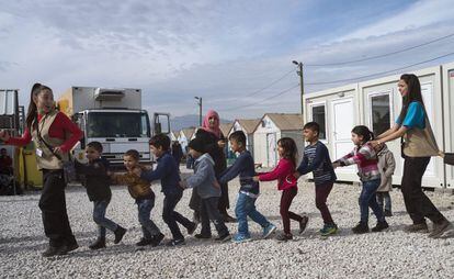 Niños refugiados juegan este jueves en un campo de registro macedonio mientras esperan un tren a Serbia.