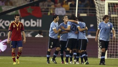 Los jugadores de la selección de Uruguay celebran su gol.