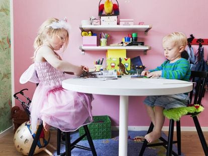 Una ni&ntilde;a y su hermano juegan en su habitaci&oacute;n 