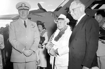 El primer ministro japonés Shigeru Yoshida visitó Pearl Harbor en agosto de 1951, diez años después del ataque