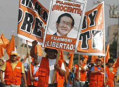 Decenas de partidarios del ex presidente peruano, Alberto Fujimori, muestran su apoyo a las afueras del tribunal donde ha sido juzgado