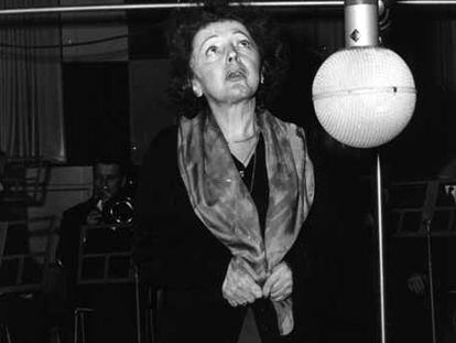 La cantante Edith Piaf, durante la grabación de uno de sus discos.