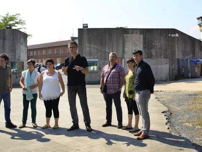 Cargos electos de Amaiur y EH Bildu,delante de la prisión de Basauri donde han visitado a presos de ETA.