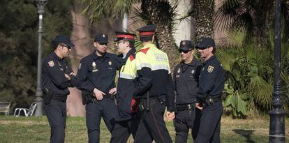 Agentes de la Policía Nacional y Mossos d'Esquadra, el pasado mes de enero frente al Parlament.