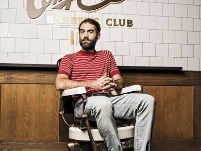 Jon se siente como en casa en el sillón del barbero, con jersey de Sandro y jeans de Levi's. Las zapatillas son de Camper. Agradecimientos a Compadre Barber's Club (Infantas 10, Madrid).