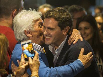 El presidente de Ciudadanos, Albert Rivera, abraza a un simpatizante en un mitin en Barcelona. En vídeo, Casado arremete contra Ciudadanos y Vox en un mitin este domingo.