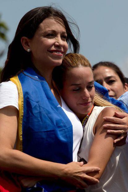 La líder opositora María Corina Machado abraza a la esposa de Leopoldo López.