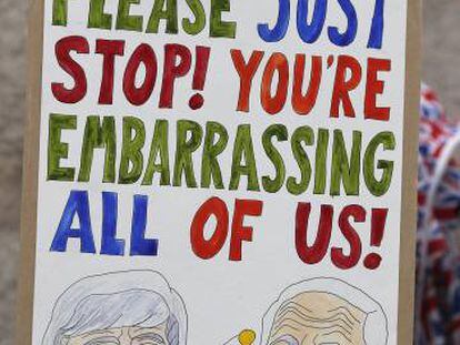 Un partidario de la permanencia del Reino Unido en la UE muestra las caricaturas de Theresa May y Jeremy Corbyn