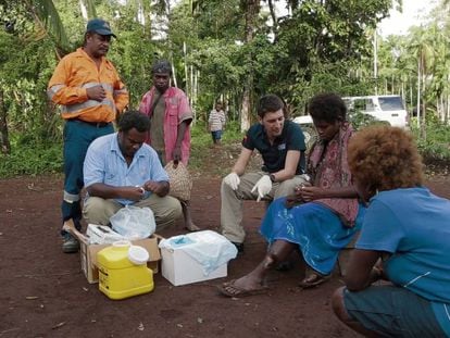 Oriol Mitj&agrave; en una campa&ntilde;a de administraci&oacute;n de azitromicina en Pap&uacute;a Nueva Guinea