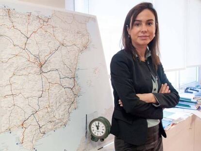  La presidenta de Adif, Isabel Pardo de Vera, ante un mapa de la red ferroviaria española.