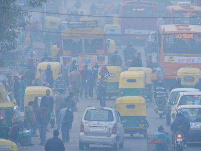 Una calle de Nueva Delhi atestada de coches a mediados de diciembre.  