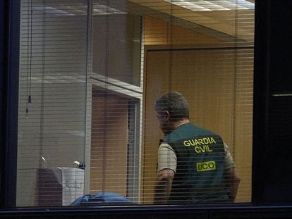 Registro de la Guardia Civil en las oficinas de Acuamed. Carlos Rosillo