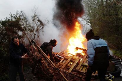 El desalojo de la ZAD se preveía desde hacía semanas. En la fotografía, los activistas construyen una barricada mientras la policía comienza con el desalojo en la zona conocida como ZAD, el 9 de abril de 2018.