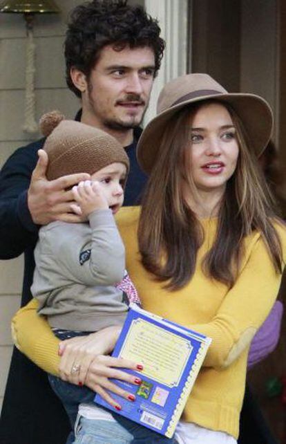 Orlando Bloom y Miranda Kerr, con su hijo.