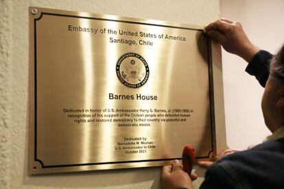 Placa en honor a Harry Barnes Jr. en la Embajada de EE UU en Chile.