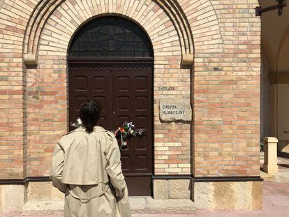 Cripta con la tumba del dictador Benito Mussolini en Predappio (Italia).