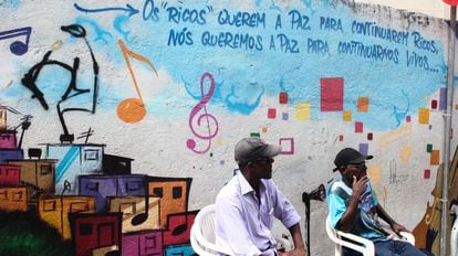 “Los ricos quieren la paz para continuar ricos, nosotros queremos la paz para continuar vivos”. Grafiti en una de las paredes de la favela de Santa Marta.