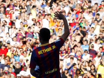 Neymar saluda a los aficionados en las gradas del Nou Camp el d&iacute;a de su presentaci&oacute;n.