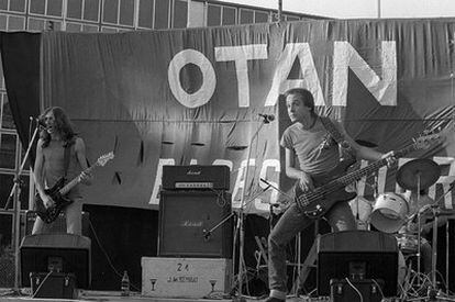 Actuación del grupo Leño, en 1981, durante un acto de protesta contra el ingreso de España en la OTAN.