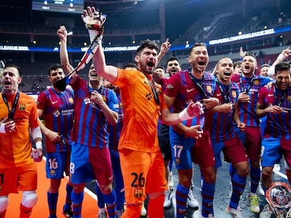 La plantilla del FC Barcelona celebra el título de la UEFA Futsal Champions League logrado el pasado abril.