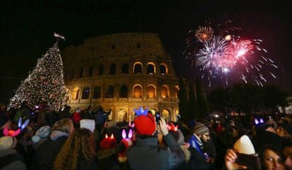 Fuegos artificiales junto al Coliseo en la Nochevieja de 2015.