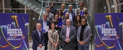 Foto de familia de los miembros del jurado y los representantes de los proyectos ganadores.
