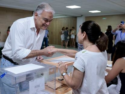 Esteban González Pons, en el momento de votar este domingo, en Valencia.