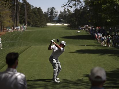 Bryson DeChambeau, entrenándose en el hoyo siete de Augusta.