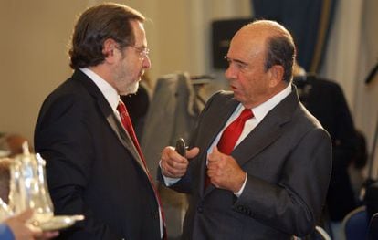 Emilio Botín (a la derecha) dialoga con Juan Luis Cebrián en 2007.
