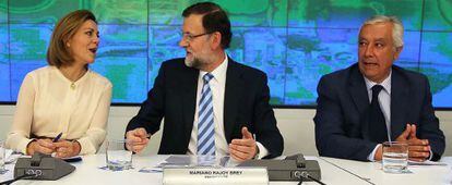 Dolores de Cospedal, Mariano Rajoy y Javier Arenas, este martes.