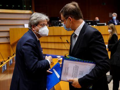 El comisario de Economía, Paolo Gentiloni (izquierda), y el vicepresidente Valdis Dombrovskis, este martes en el Parlamento Europeo.