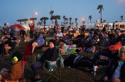 Espectadores antes del lanzamiento del SpaceX's Starship en Brownsville, Texas, este lunes.