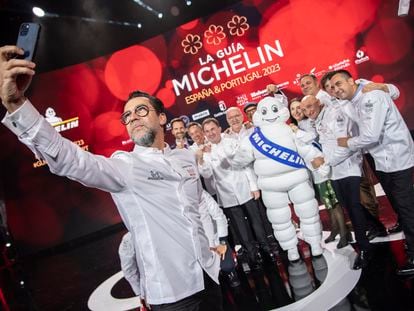 Quique Dacosta hace un selfi a los cocineros, cuyos restaurantes tienen tres estrellas Michelin, en la pasada gala celebrada en Toledo.