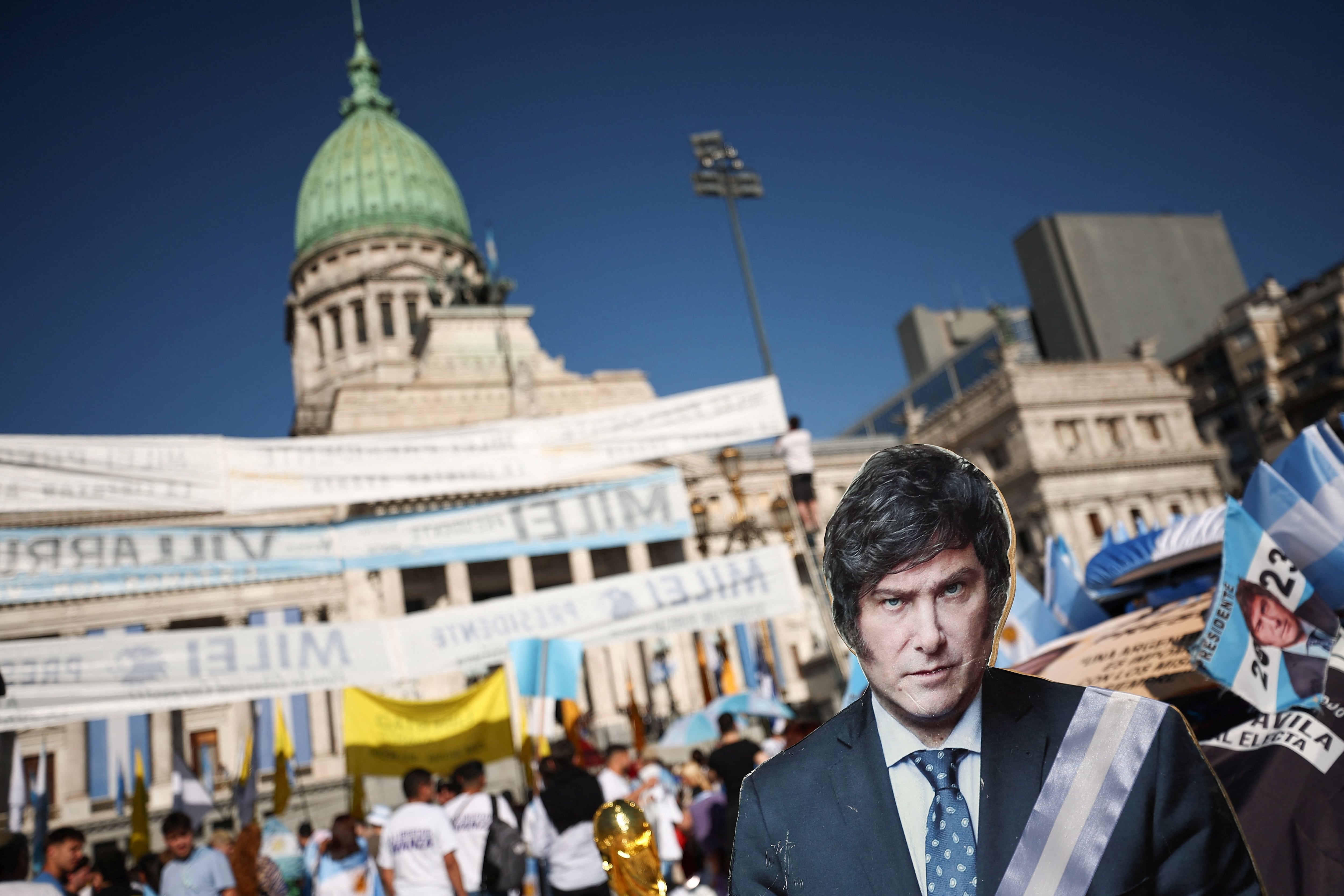 Seguidores de Javier Milei frente al Congreso de Buenos Aires.