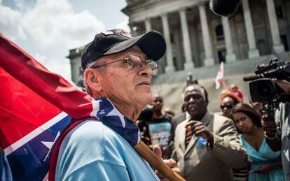 Detractores y defensores de la bandera confederada en Columbia