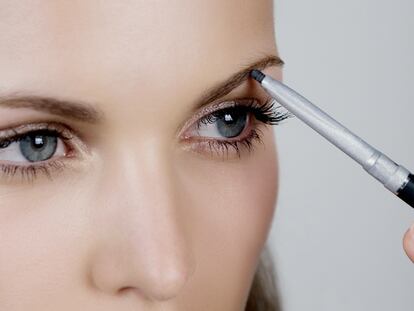 Maquillar y definir las cejas con un lápiz como el de Benefit puede suponer un cambio significativo en la expresión de la mirada. GETTY IMAGES.