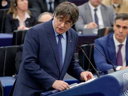 Carles Puigdemont, expresidente de Cataluña, interviene en un debate del Parlamento Europeo, con Pedro Sánchez al fondo, el 13 de diciembre en Estrasburgo.