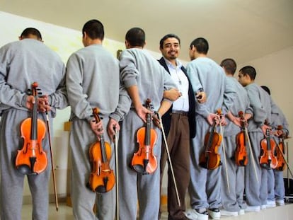 Tito Quiroz con sus alumnos de un reclusorio de menores. 