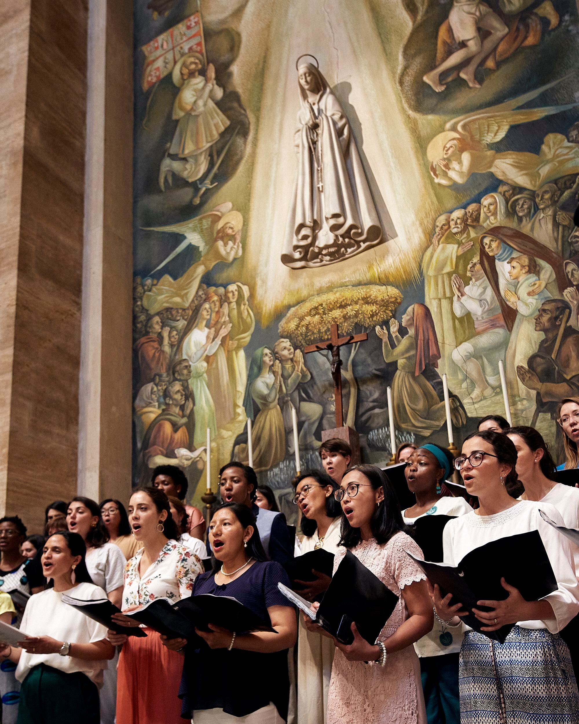 Intervención del coro durante la misa funeral de Escrivá de Balaguer en la iglesia de San Eugenio, en Roma.