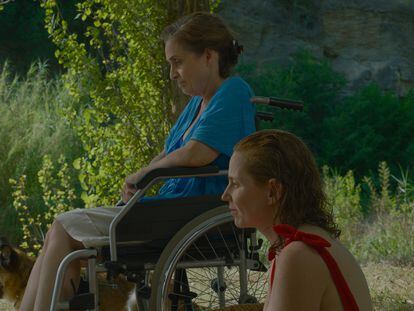 Adriana Ozores (en silla de ruedas) y María Vázquez, en 'Los pequeños amores'.