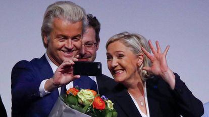 El ultraderechista holandés  Geert Wilders y la francesa Marine Le Pen se toman un selfie en 2017. 