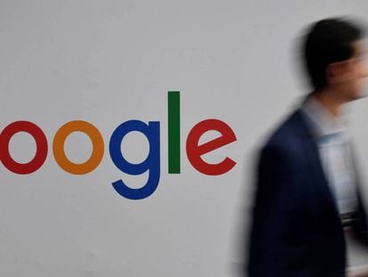 Una persona pasa junto a un logo de Google. Efe