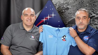 Los ingenieros Carlos García Galán y Eduardo García Llama, de la NASA, con la camiseta de la Virgen de Luna.